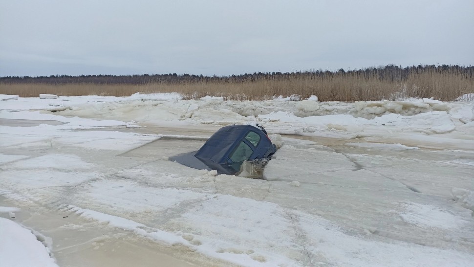 В Северодвинске три машины провалились под лёд